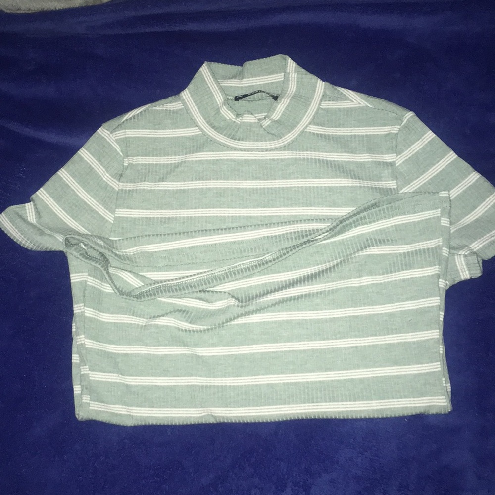 Partial white and green stripped turtle neck